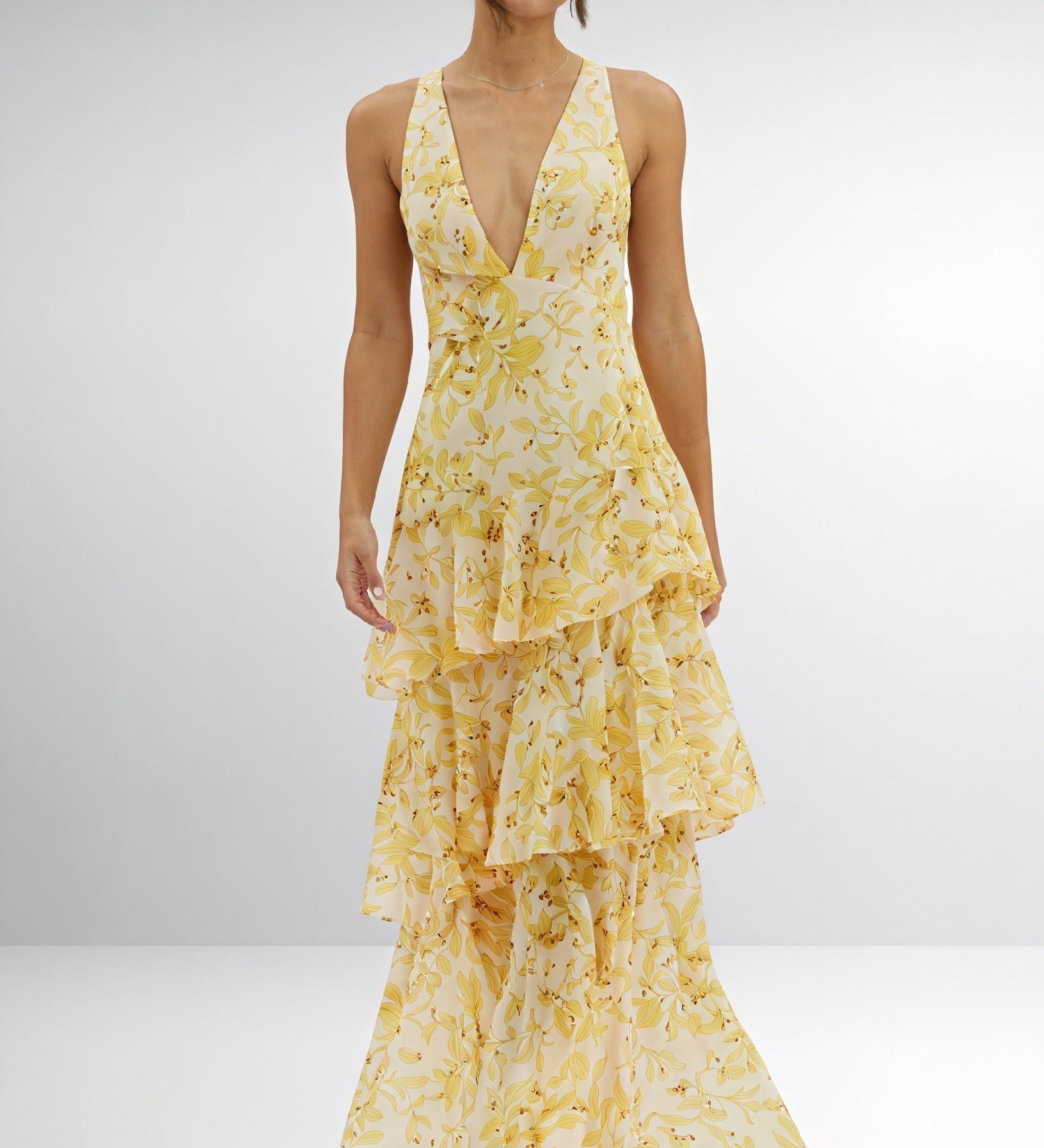Cvjetna haljina s dubokim izrezom